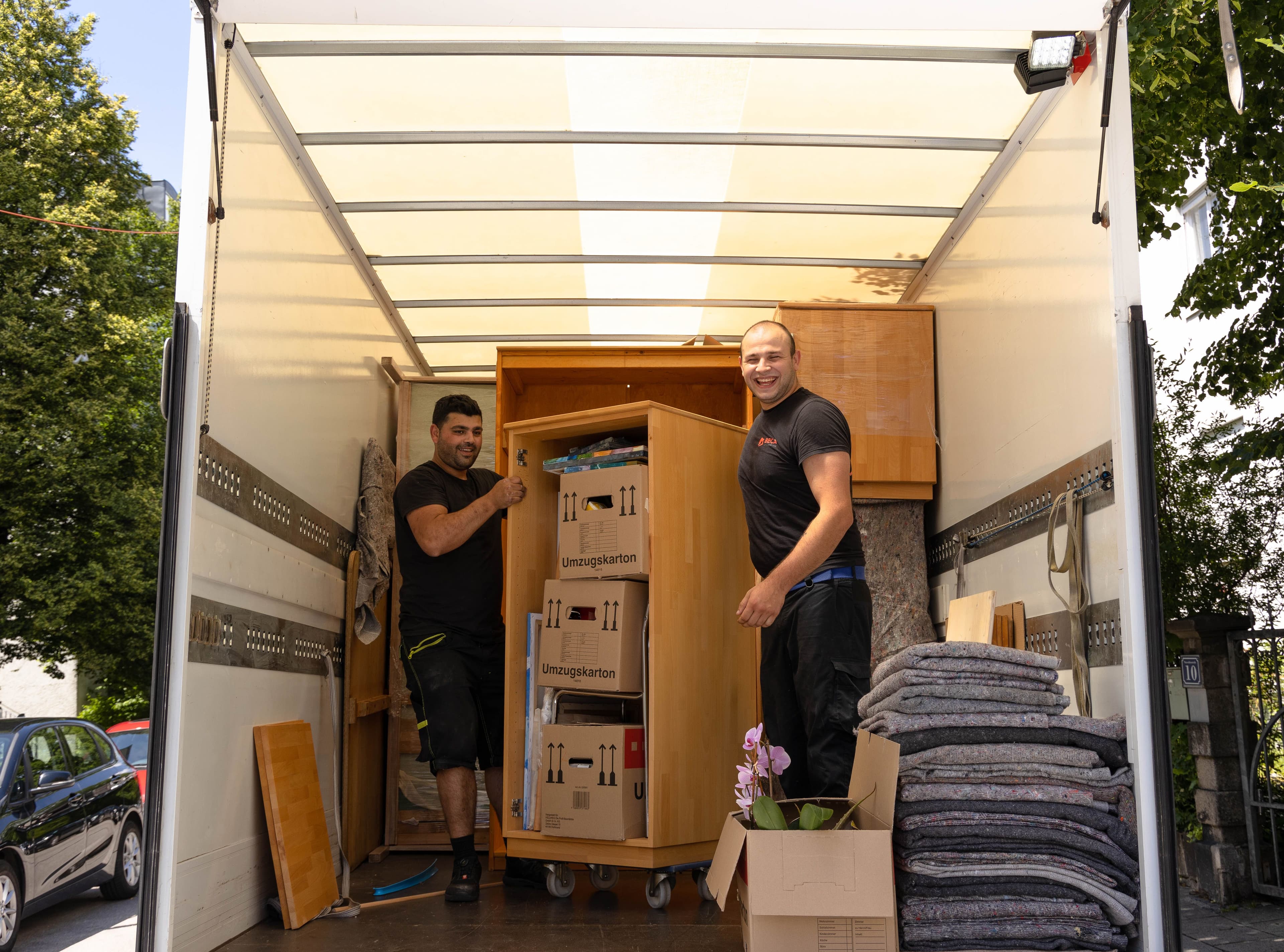 Beca Umzugsteam lädt einen Transporter