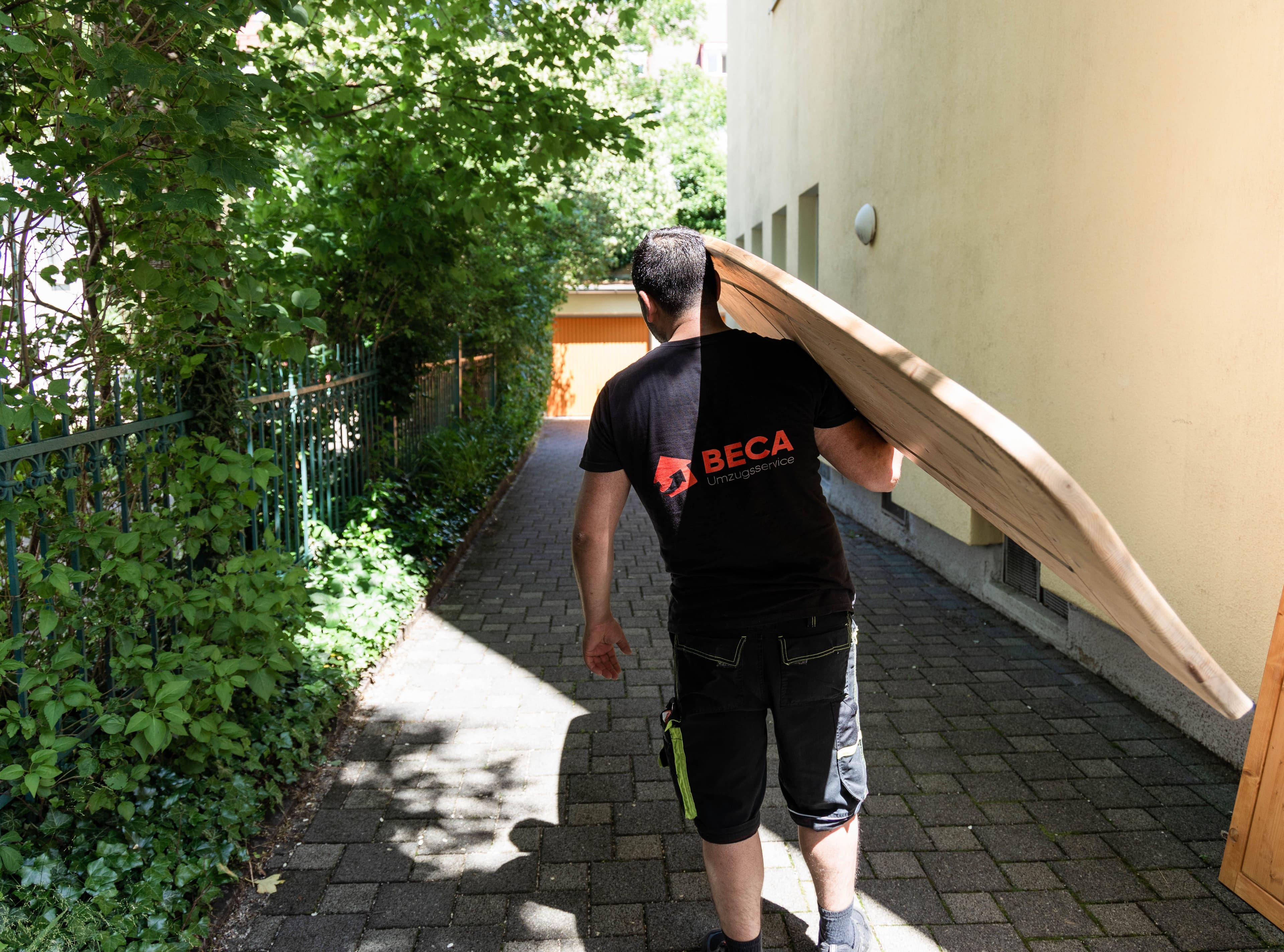 Beca Moving Team trägt Möbel für eine Kundin